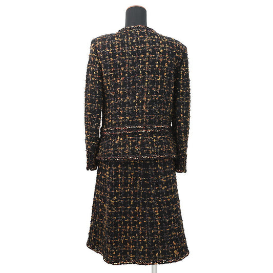 CHANEL Tweed 4-pocket collarless jacket and skirt set with Gripoa buttons Size Jacket36/Skirt38 Black/Yellow/Navy/Bordeaux/GoldP61915V47013 Cotton44% Polyamide31% Silk12% Acetate9% Mohair4%