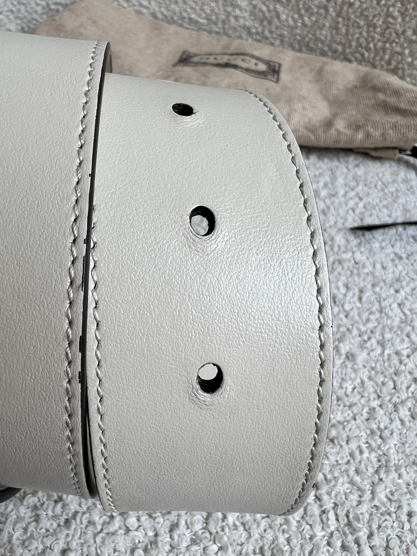 Gucci GG Marmont White Wide Leather Belt with Shiny Gold Buckle (RRP £410)