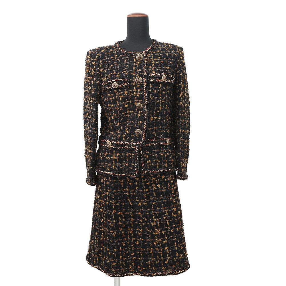 CHANEL Tweed 4-pocket collarless jacket and skirt set with Gripoa buttons Size Jacket36/Skirt38 Black/Yellow/Navy/Bordeaux/GoldP61915V47013 Cotton44% Polyamide31% Silk12% Acetate9% Mohair4%