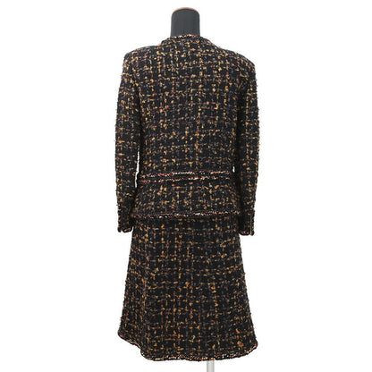 CHANEL Tweed 4-pocket collarless jacket and skirt set with Gripoa buttons Size Jacket36/Skirt38 Black/Yellow/Navy/Bordeaux/GoldP61915V47013 Cotton44% Polyamide31% Silk12% Acetate9% Mohair4%