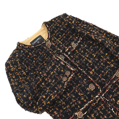 CHANEL Tweed 4-pocket collarless jacket and skirt set with Gripoa buttons Size Jacket36/Skirt38 Black/Yellow/Navy/Bordeaux/GoldP61915V47013 Cotton44% Polyamide31% Silk12% Acetate9% Mohair4%