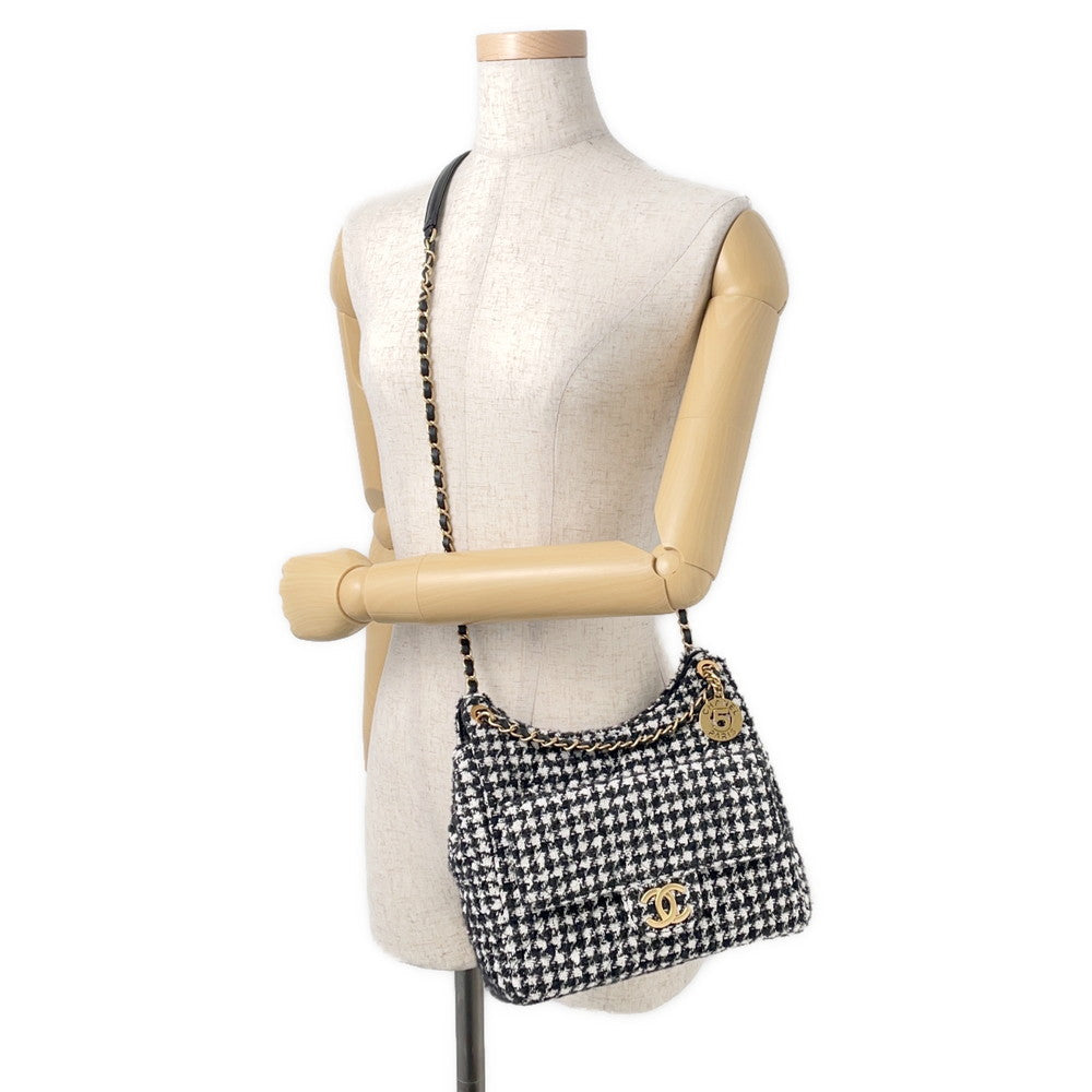 CHANEL Hobo Bag White/BlackAS4322 Tweed
