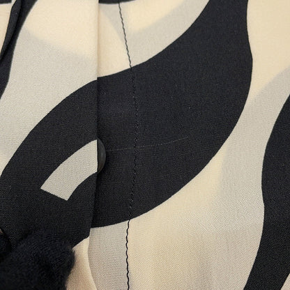 CHANEL CC Logo Wave Shirt Size 36 Cream/BlackP70211 Silk100%