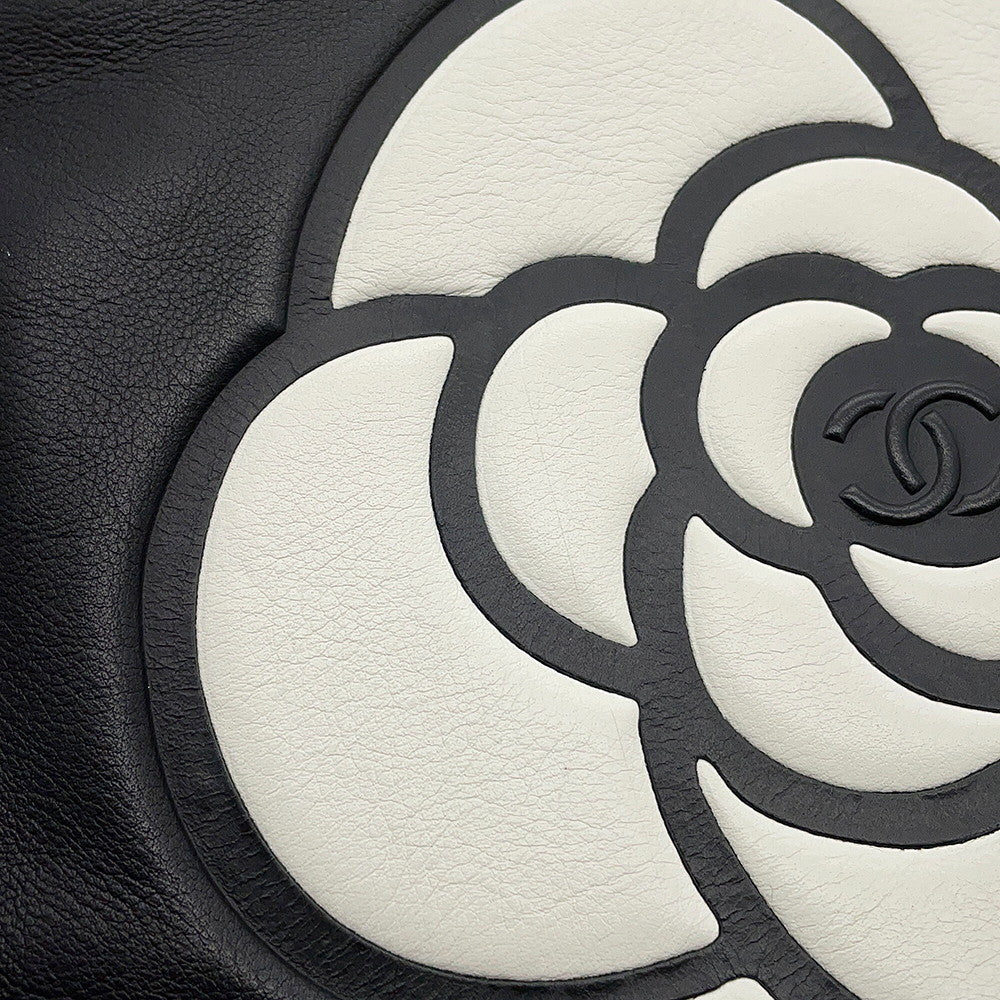 CHANEL Camellia Essential Tote Black/WhiteA20856 Lambskin