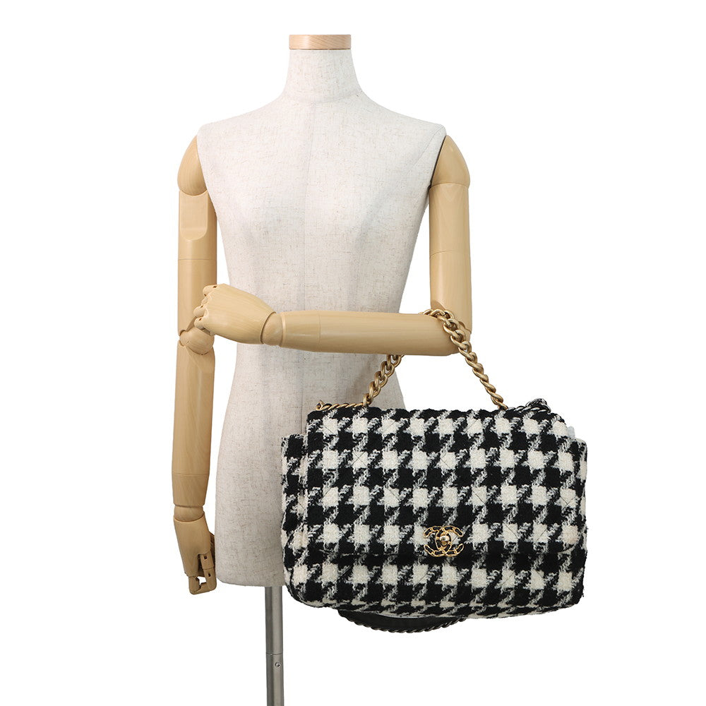 CHANEL CHANEL 19 Dixneuf Maxi Shoulder Bag White/BlackAS1162 Tweed