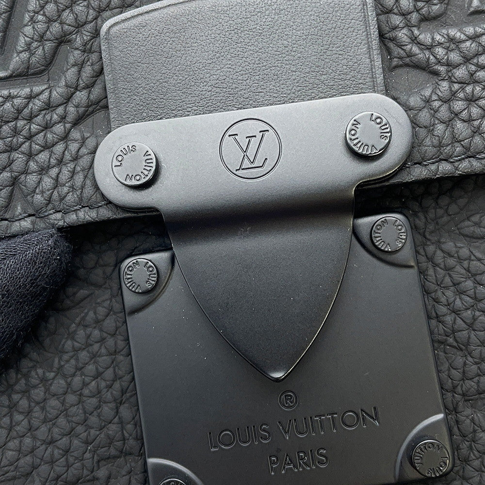 LOUIS VUITTON SPadlock Vertical Wearable Wallet NoirM81524 Monogram・Taurillon