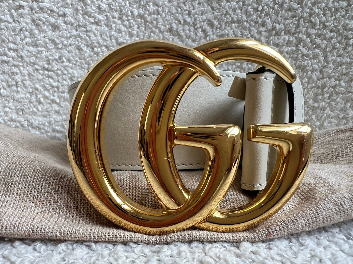Gucci GG Marmont White Wide Leather Belt with Shiny Gold Buckle (RRP £410)