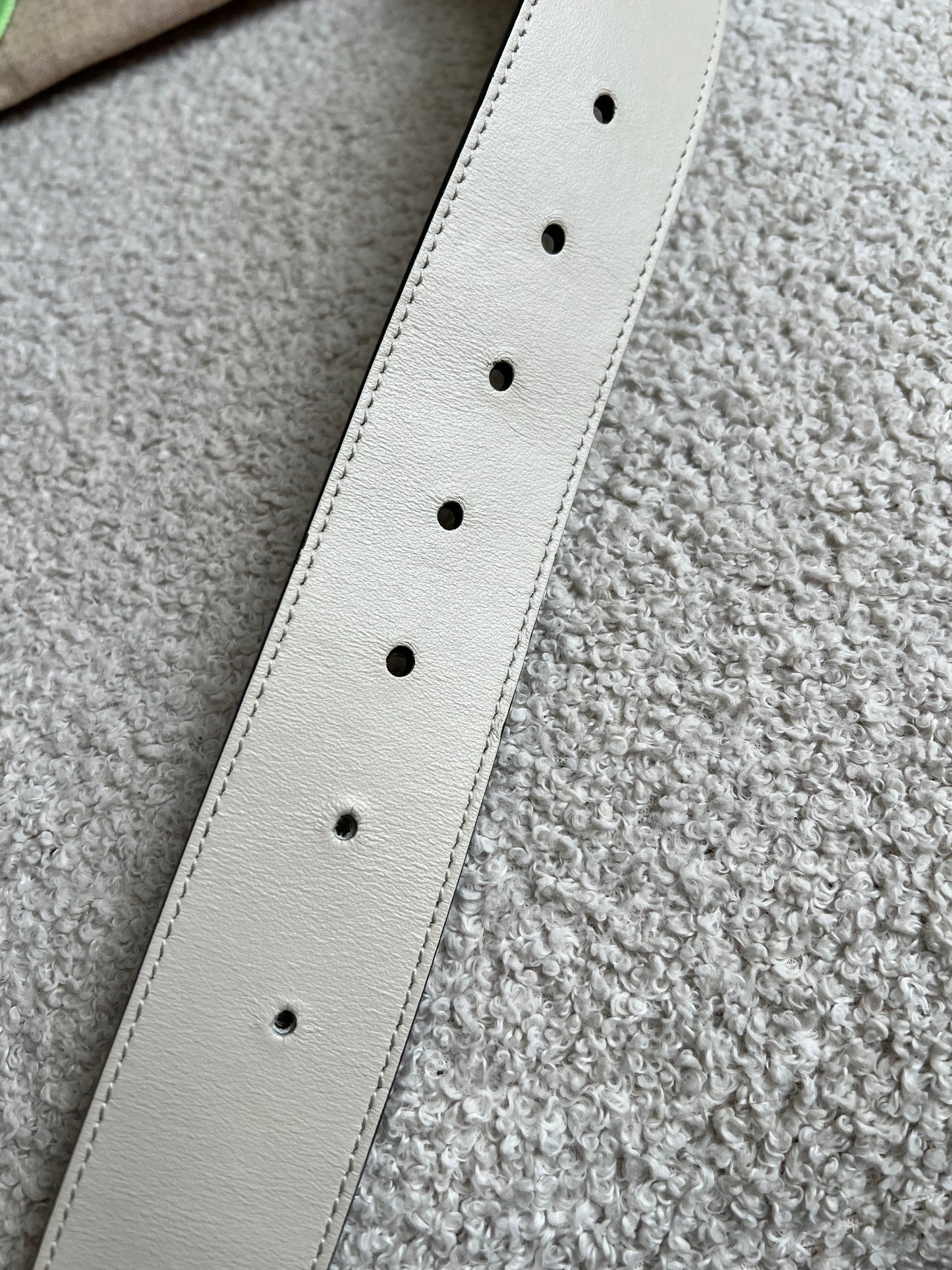 Gucci GG Marmont White Wide Leather Belt with Shiny Gold Buckle (RRP £410)
