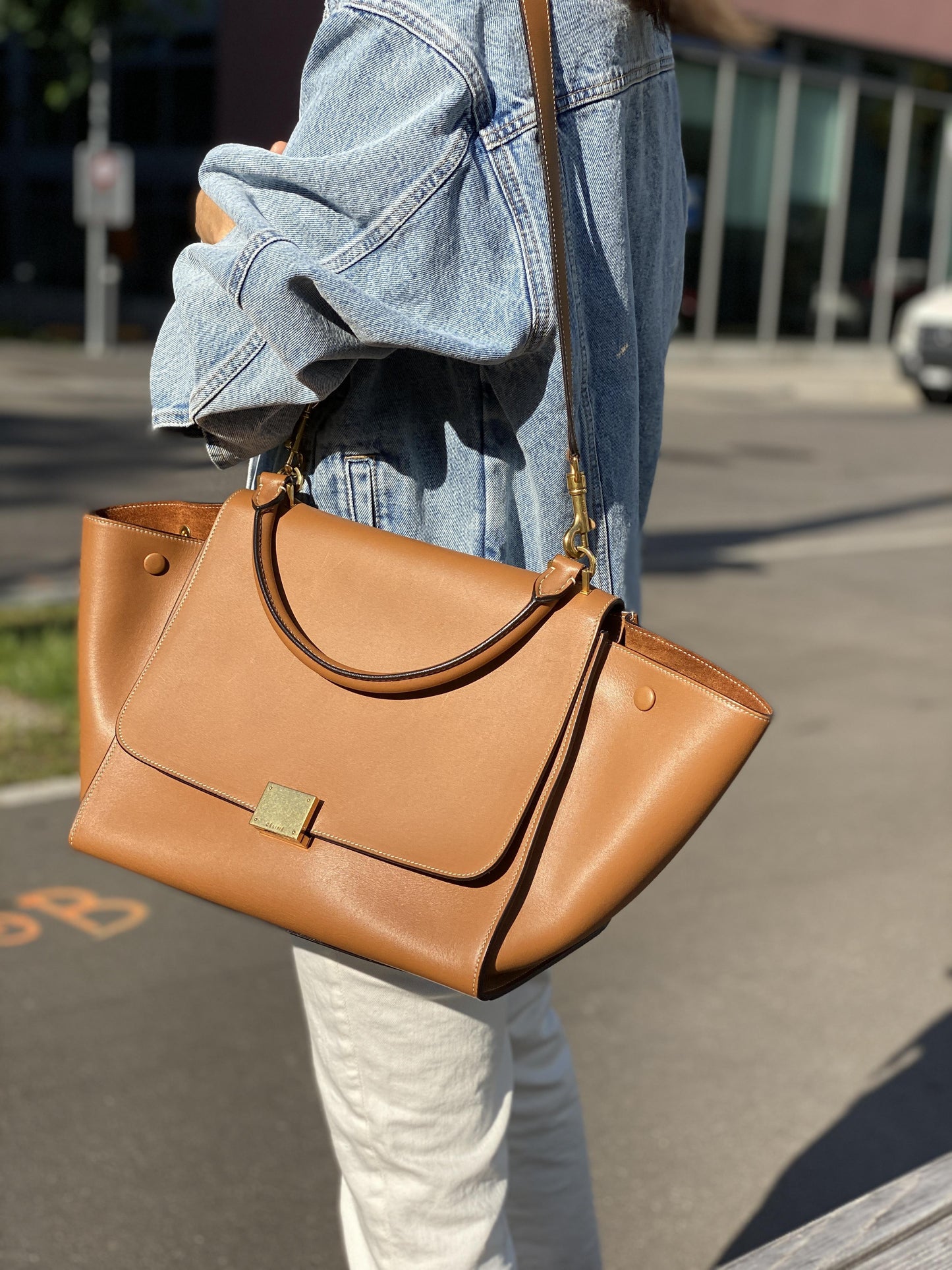 CÉLINE TRAPÈZE MEDIUM CALF LEATHER HANDBAG IN CAMEL