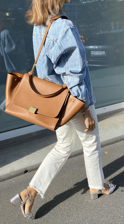 CÉLINE TRAPÈZE MEDIUM CALF LEATHER HANDBAG IN CAMEL