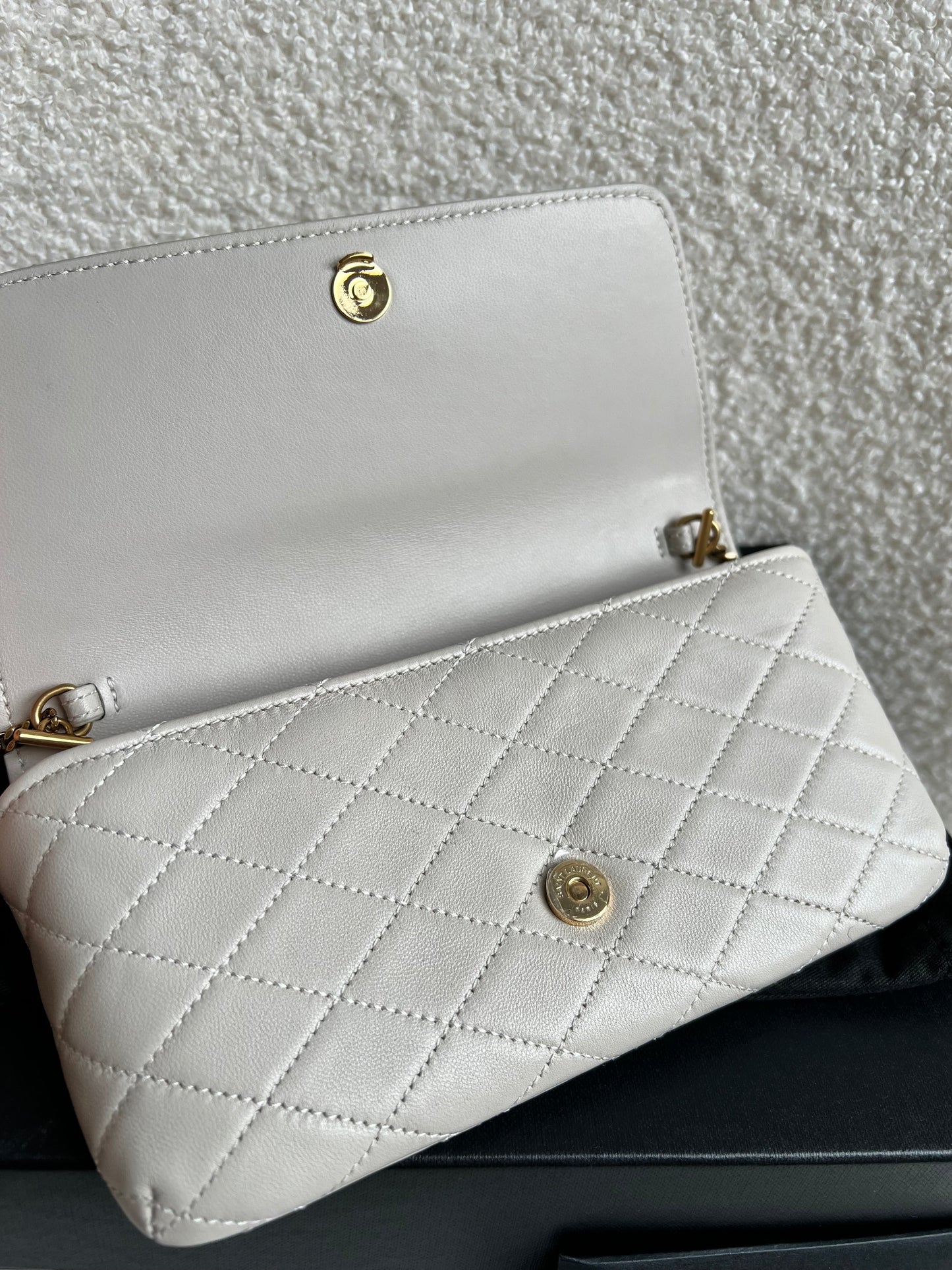Yves Saint Laurent (YSL) Blanc Vintage Gaby Phone Pouch (RRP £920)