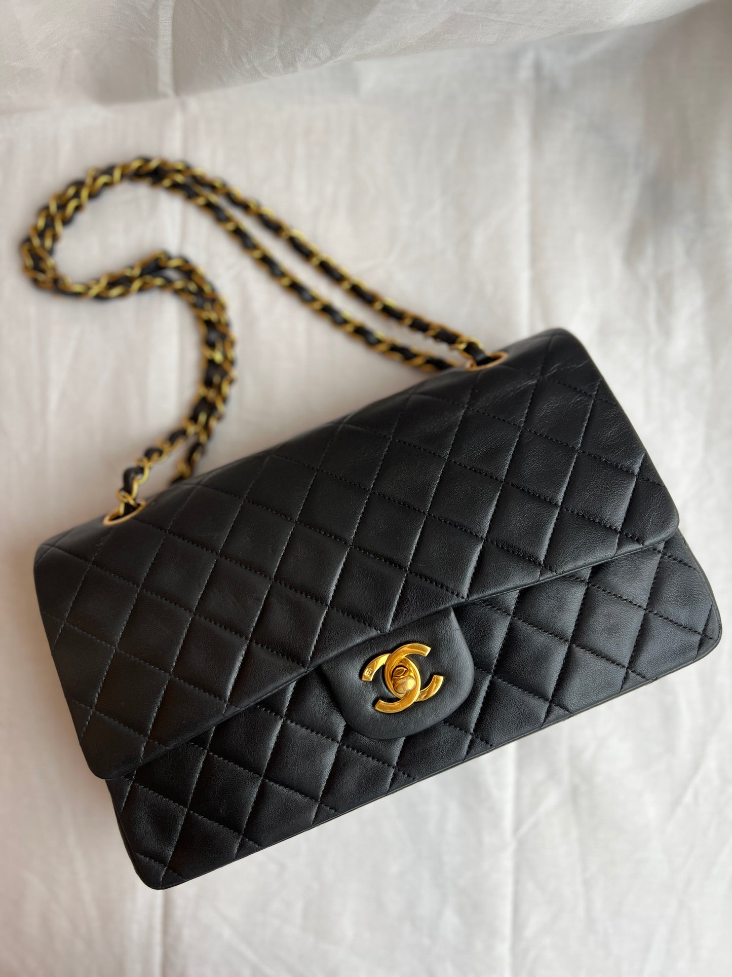 CLASSIC DOUBLE FLAP MEDIUM BLACK LAMBSKIN GOLD