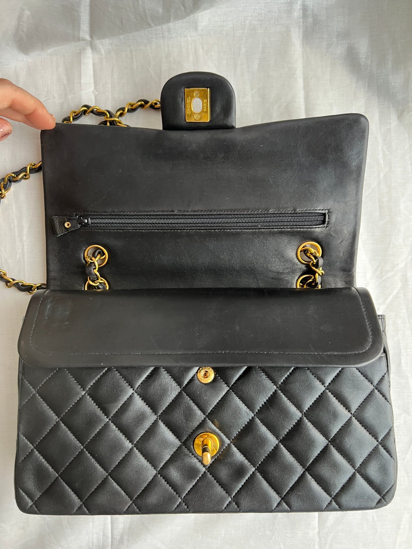 CLASSIC DOUBLE FLAP MEDIUM BLACK LAMBSKIN GOLD