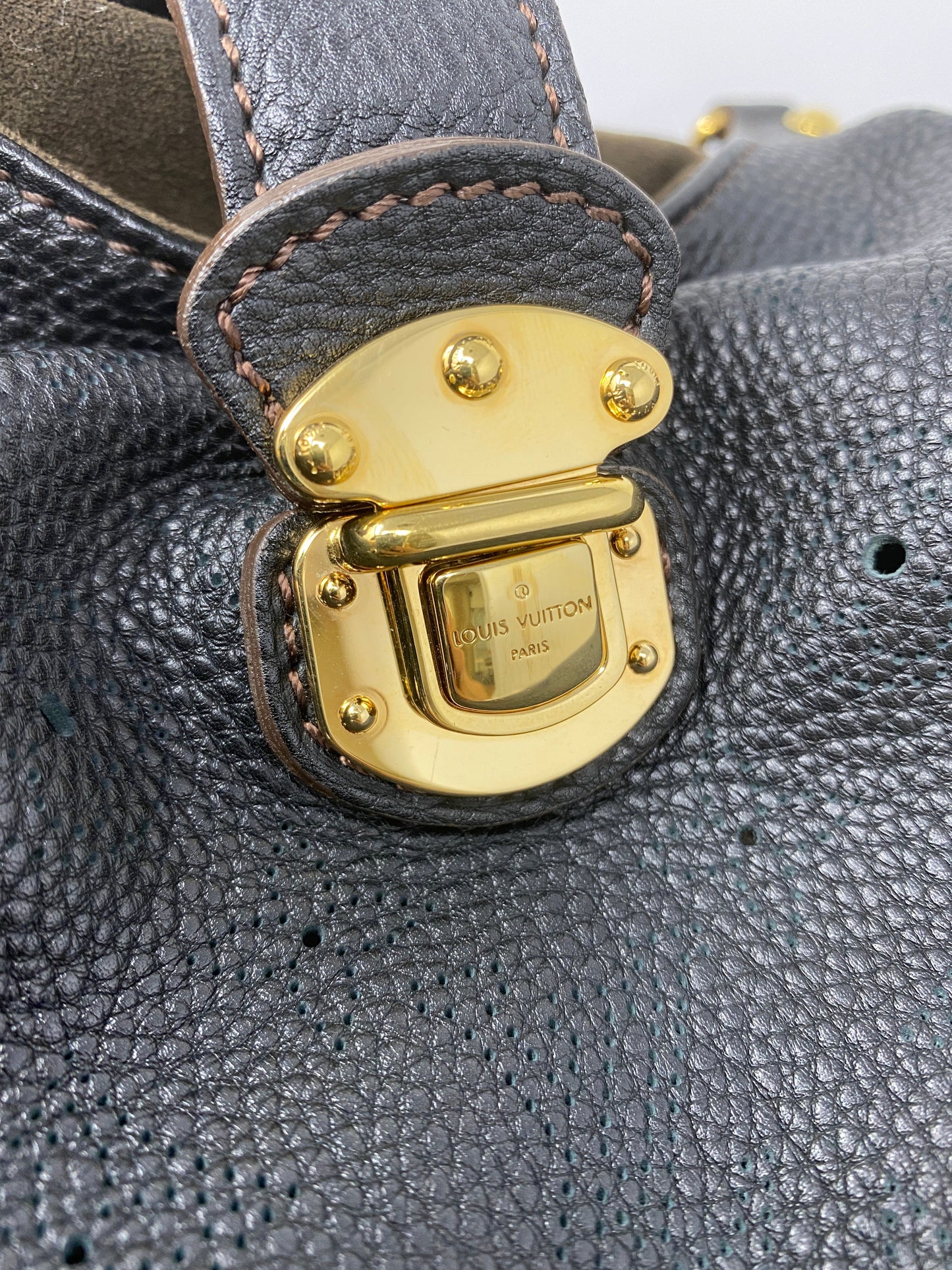 LOUIS VUITTON MAHINA XL BLACK LEATHER