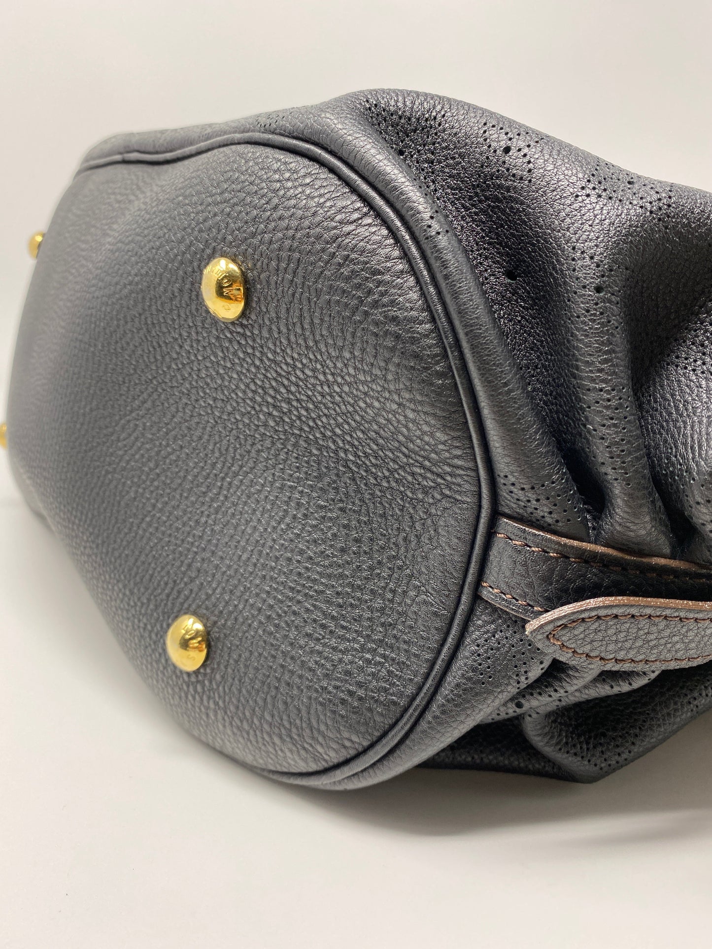 LOUIS VUITTON MAHINA XL BLACK LEATHER